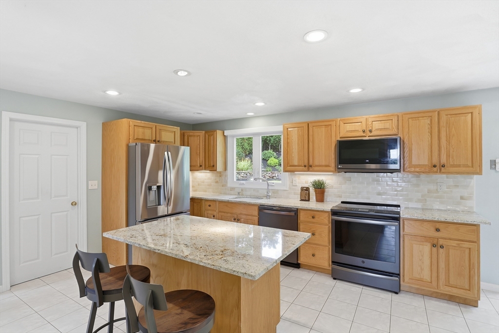 44 Raffaele Drive Waltham, MA 02452 - Photo 4 of 30 Gallery Image 4