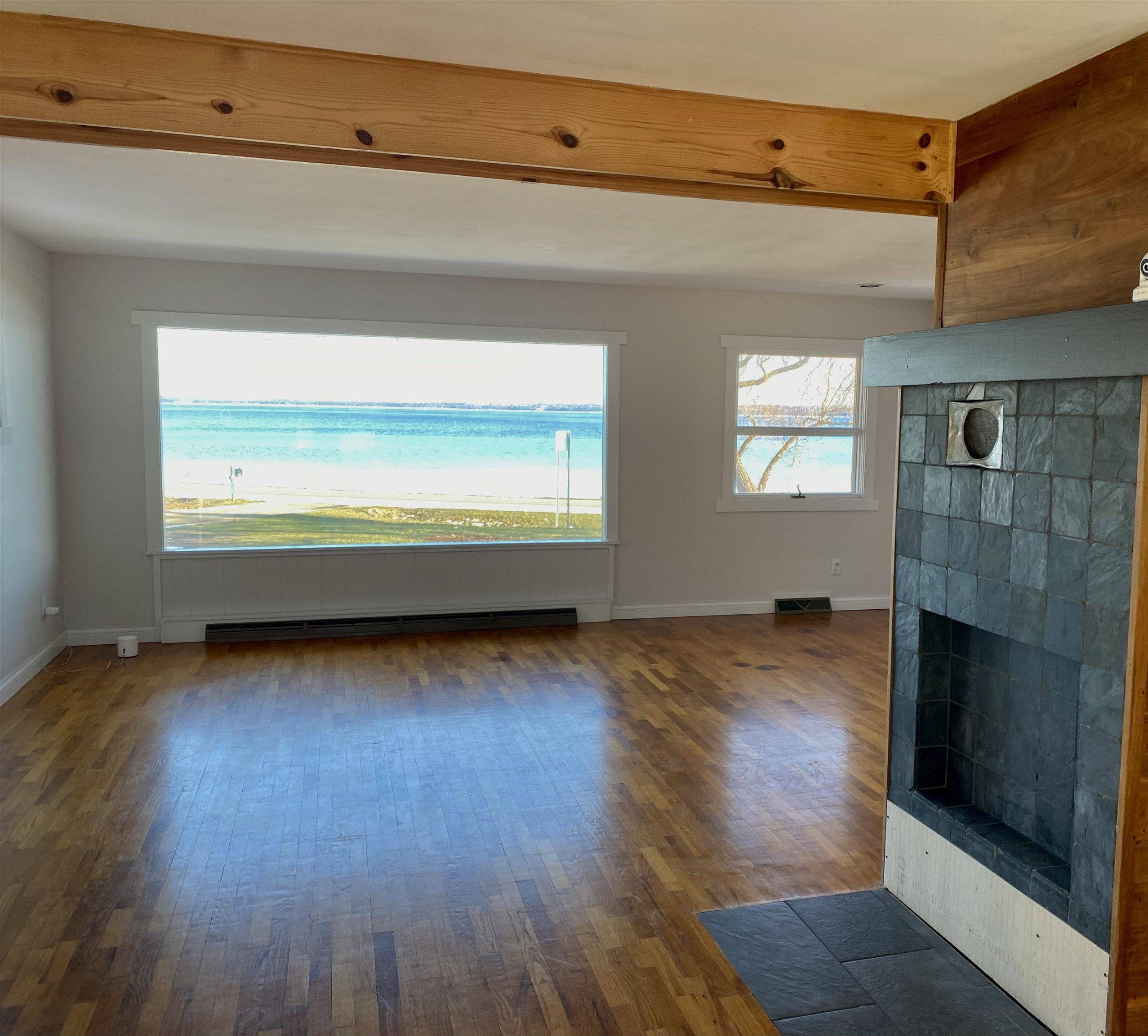 9589 Center Road Traverse City, MI 49686 - Photo 5 of 42 Livingroom