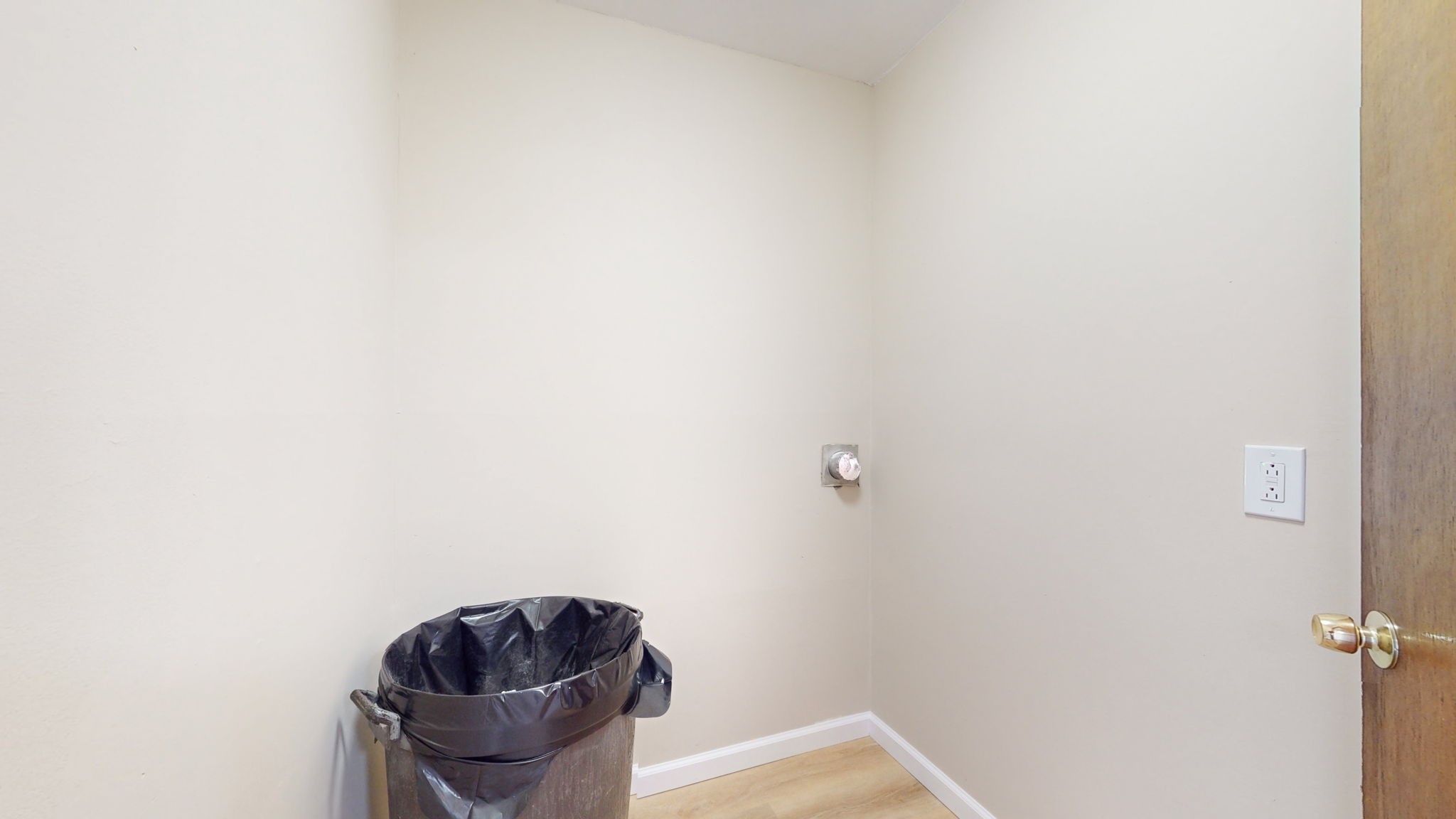 622 Mayview Drive Madison, TN 37115 - Photo 13 of 27 a room with a rug and a window