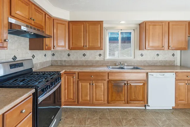 $1,800 | 312 Rivet Street, Unit 2, New Bedford, MA 02744