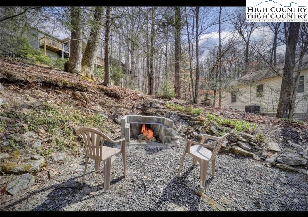 85 Jack Pine Loop Newland, NC 28657 - Photo 4 of 20 a backyard of a house with outdoor seating