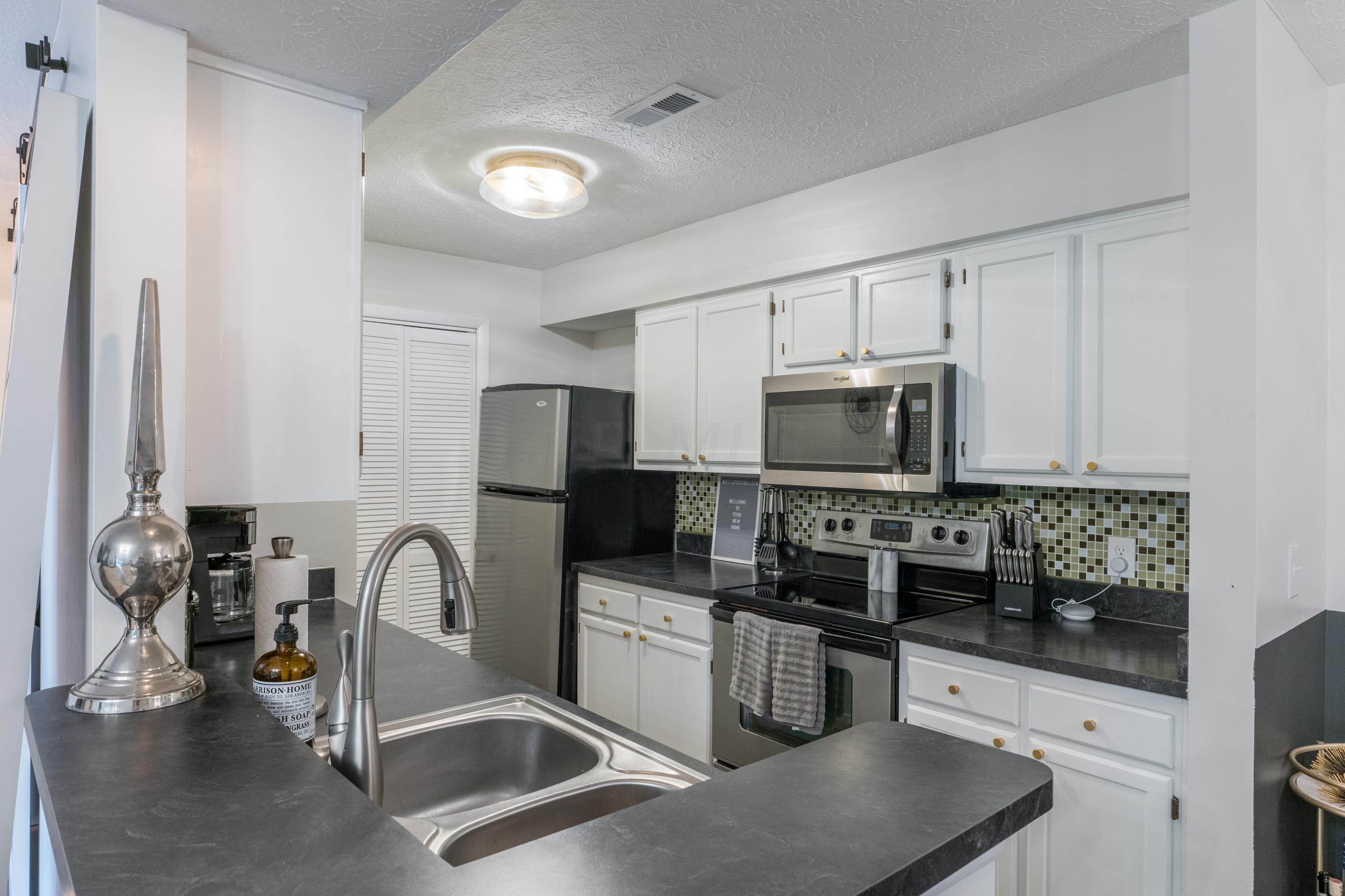 2245 Hedgerow Road, Unit 2245F Columbus, OH 43220 - Photo 9 of 34