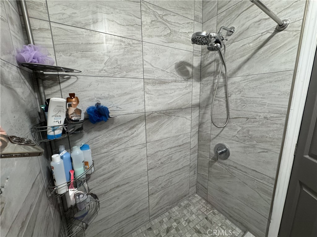 1025 South Riverside Avenue, Unit 66 Rialto, CA 92376 - Photo 32 of 53 a bathroom with a shower