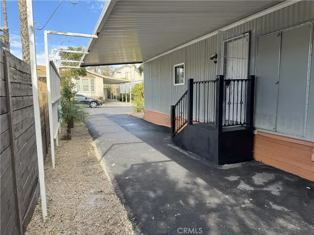 a view of entryway with a door