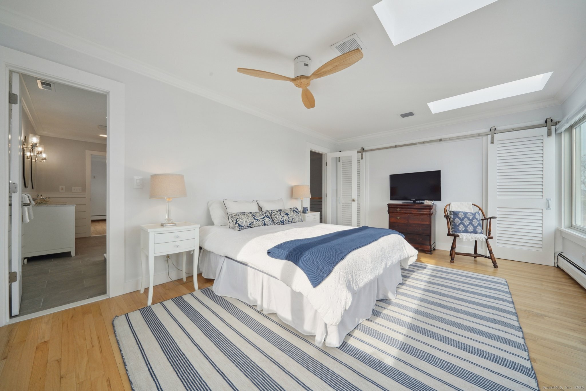 656 Fairfield Beach Road Fairfield, CT 06824 - Photo 23 of 30 a spacious bedroom with a bed and a table