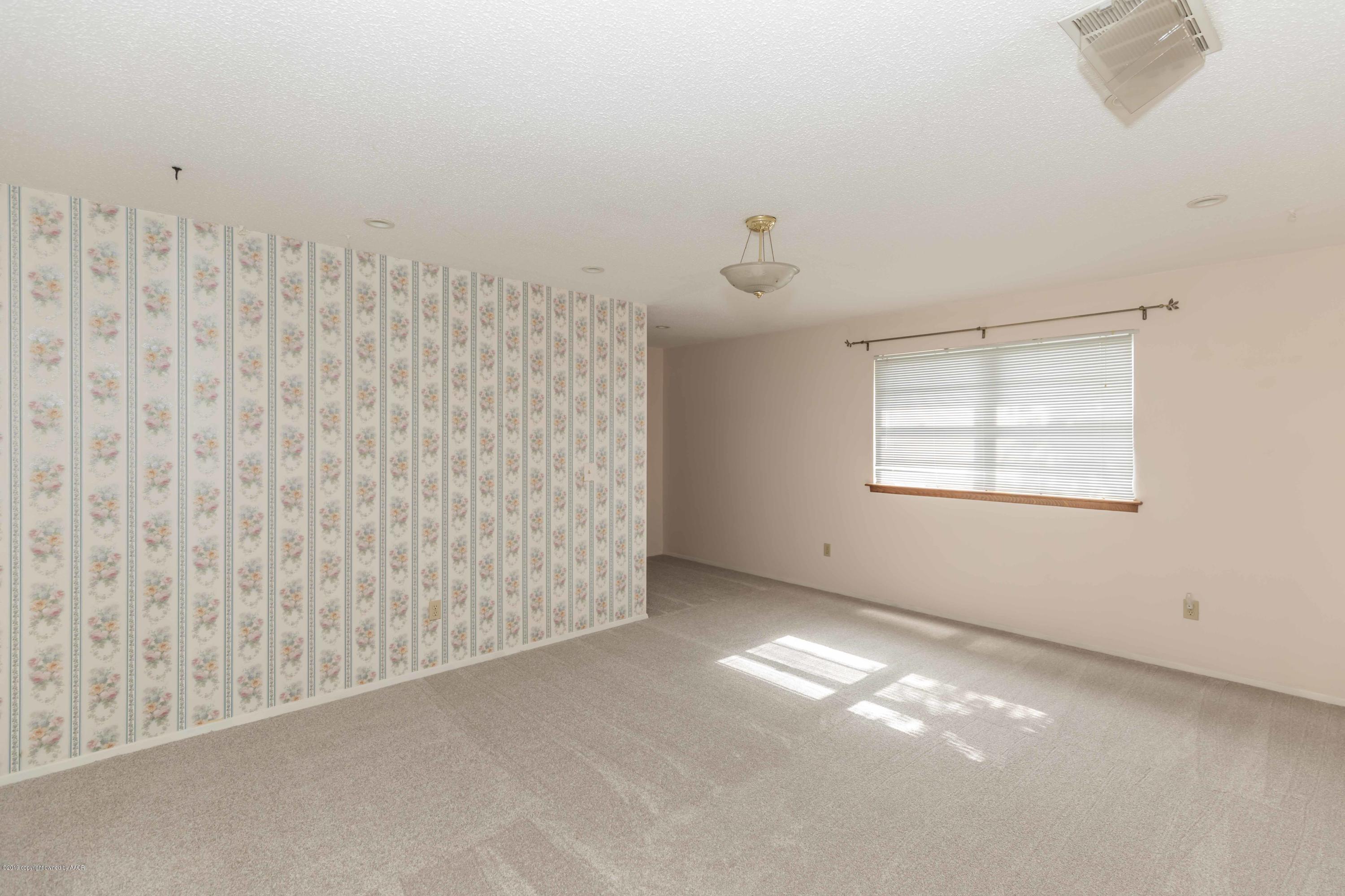 7206 Gainsborough Road Amarillo, TX 79106 - Photo 16 of 41 an empty room with windows