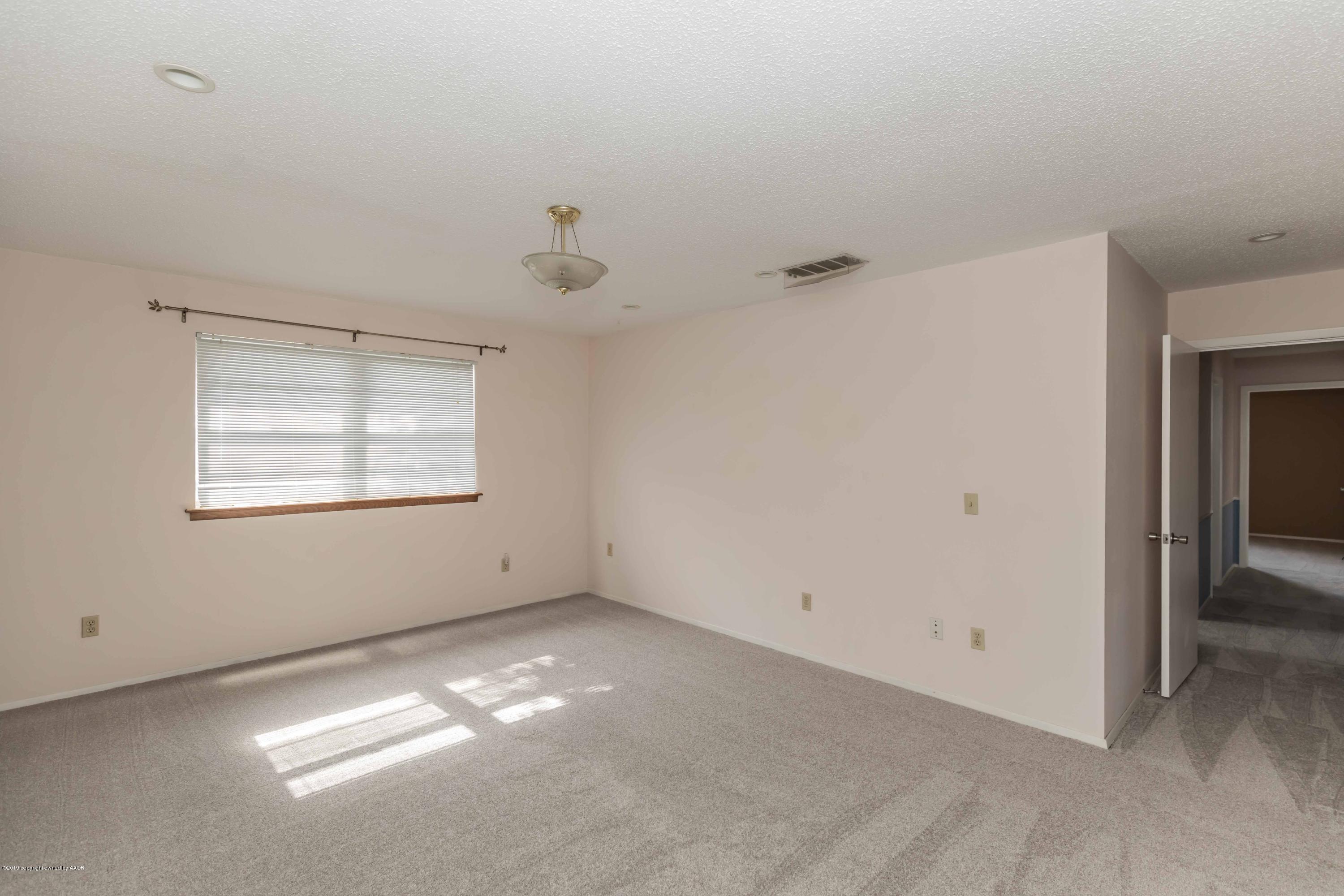 7206 Gainsborough Road Amarillo, TX 79106 - Photo 17 of 41 an empty room with windows