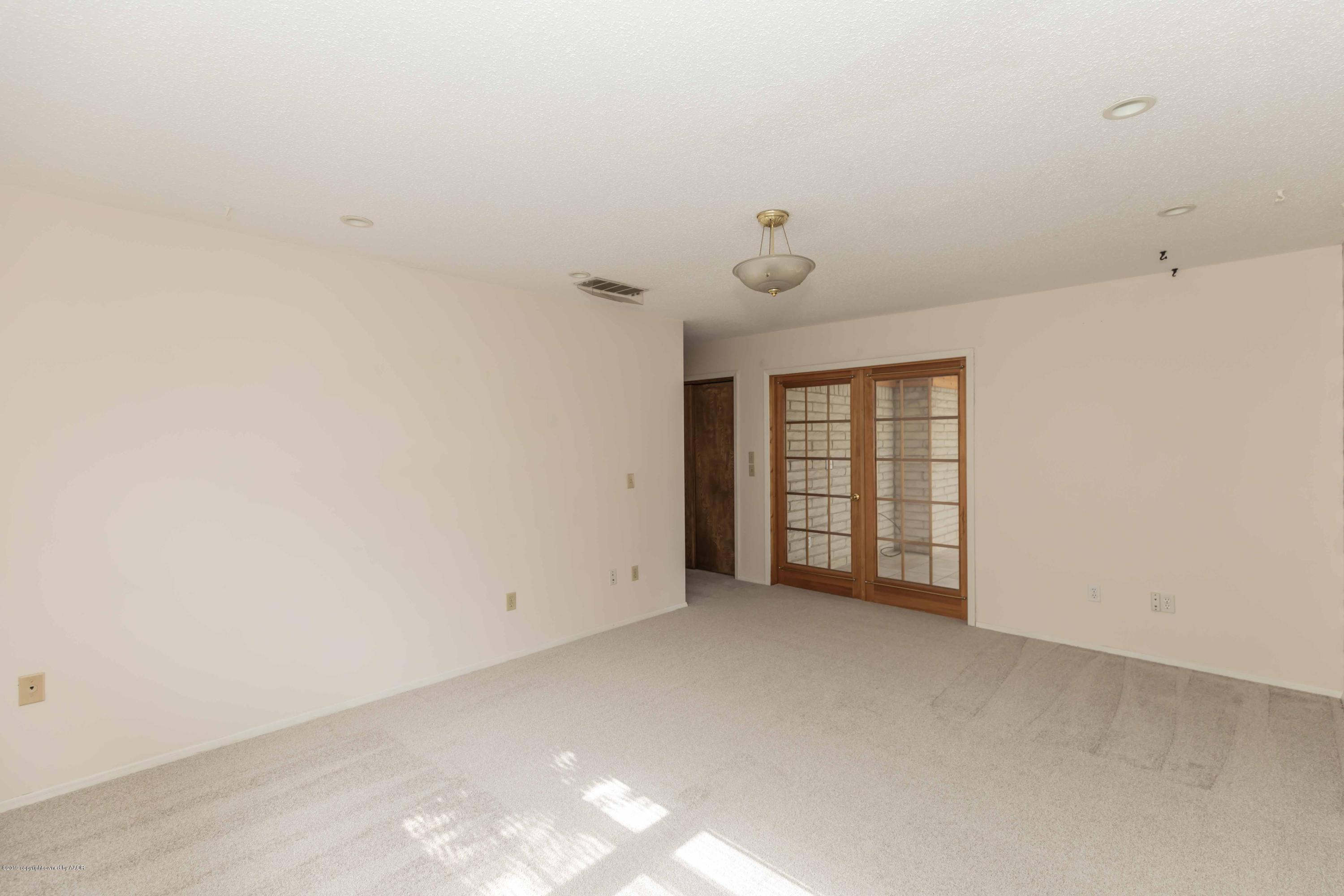 7206 Gainsborough Road Amarillo, TX 79106 - Photo 18 of 41 a view of an empty room with a window