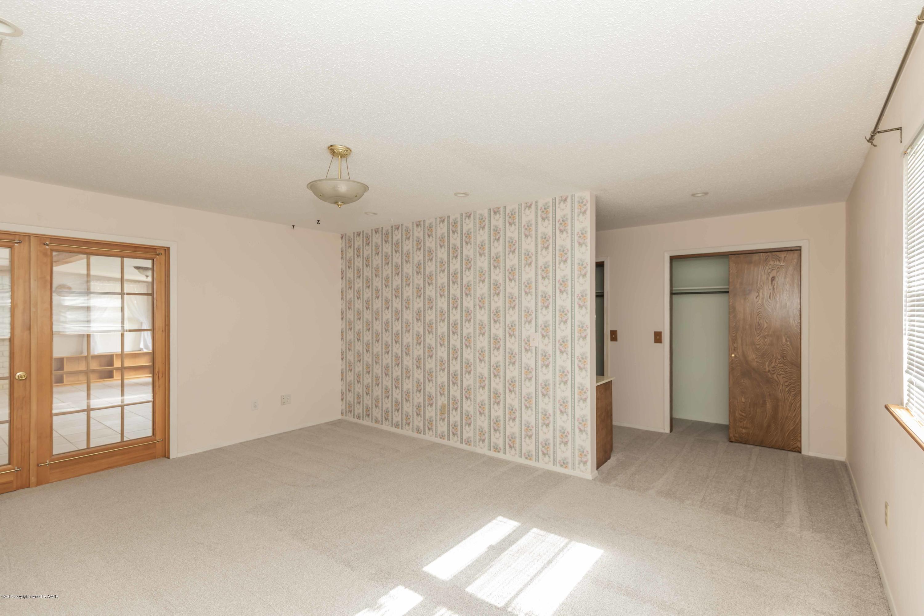 7206 Gainsborough Road Amarillo, TX 79106 - Photo 19 of 41 a view of an empty room with a window