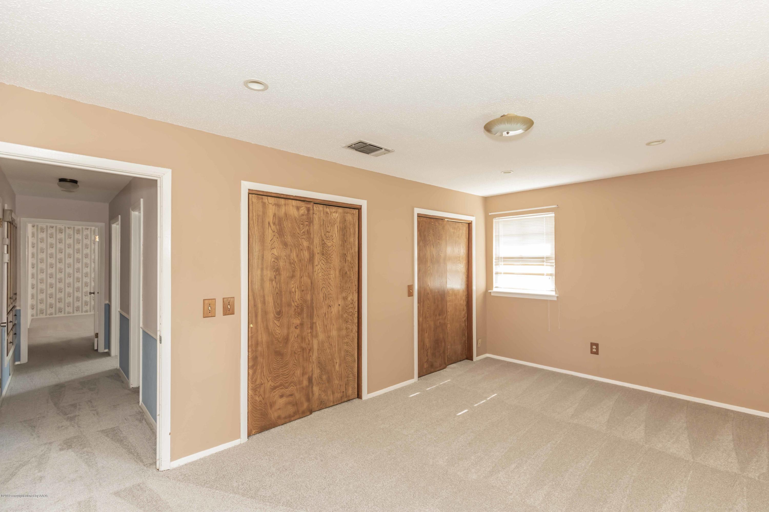 7206 Gainsborough Road Amarillo, TX 79106 - Photo 25 of 41 a view of an empty room with closet and a window