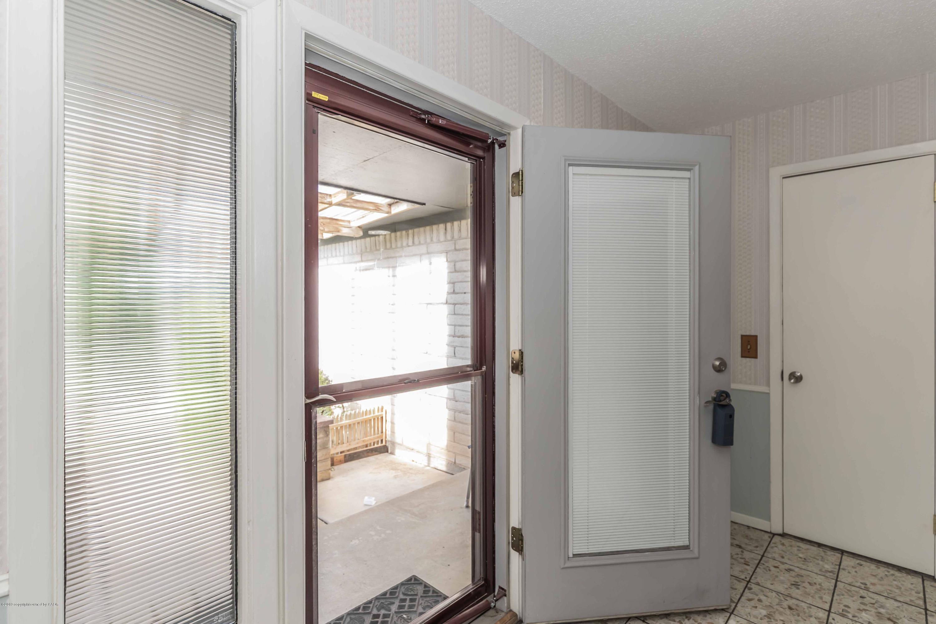 7206 Gainsborough Road Amarillo, TX 79106 - Photo 4 of 41 a view of an front door
