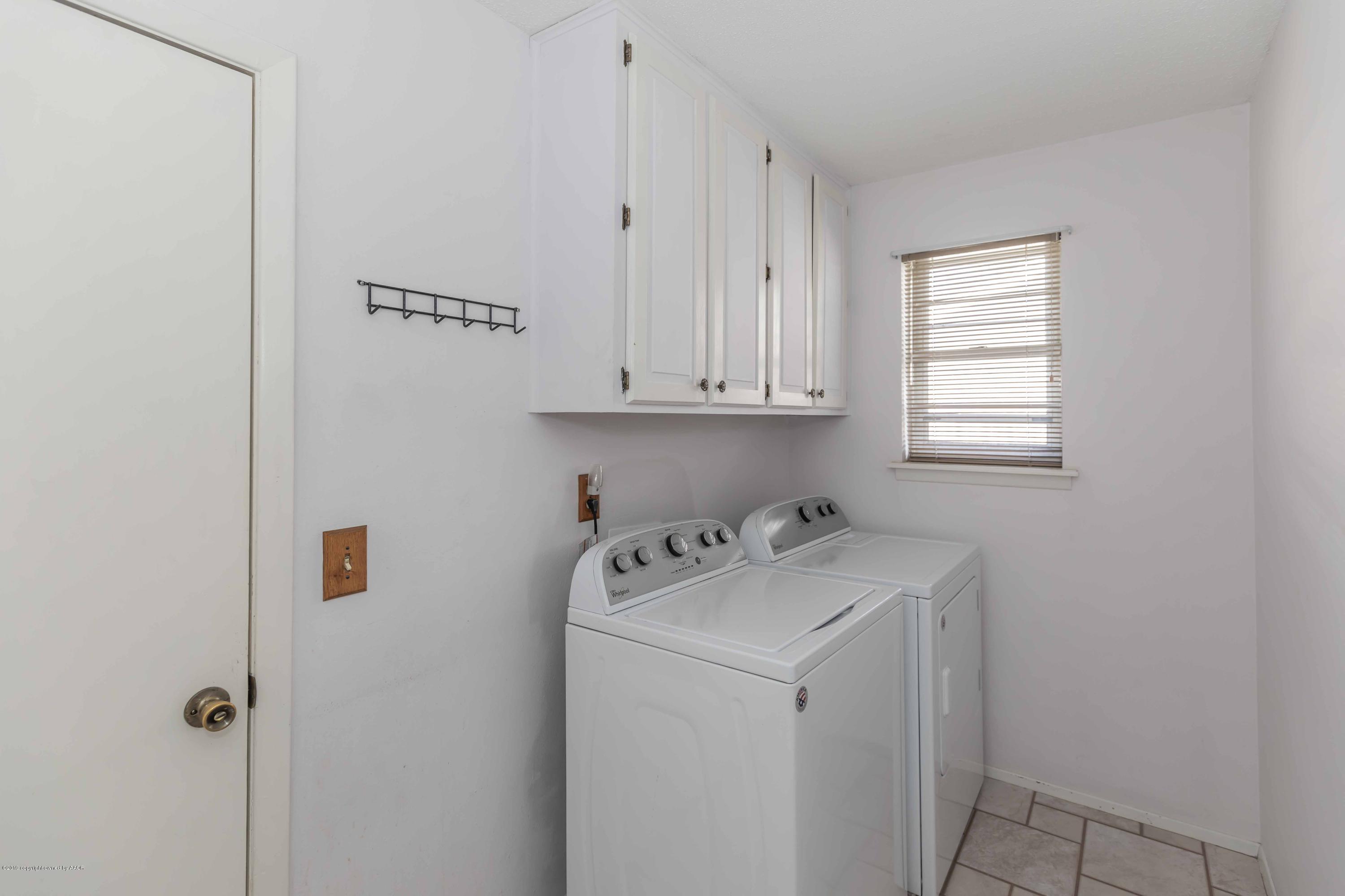 7206 Gainsborough Road Amarillo, TX 79106 - Photo 37 of 41 a utility room with dryer and washer