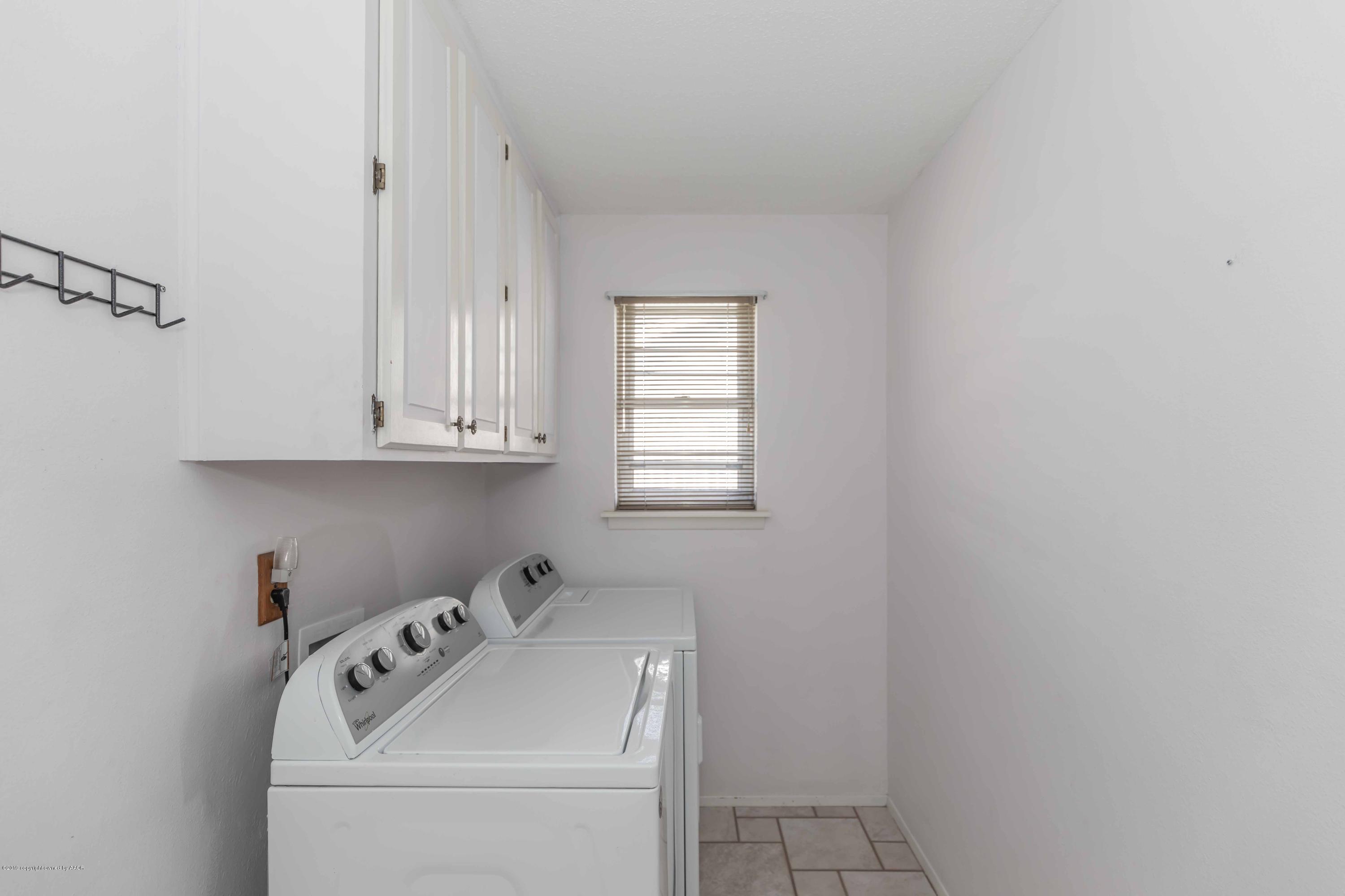 7206 Gainsborough Road Amarillo, TX 79106 - Photo 38 of 41 a utility room with dryer and washer