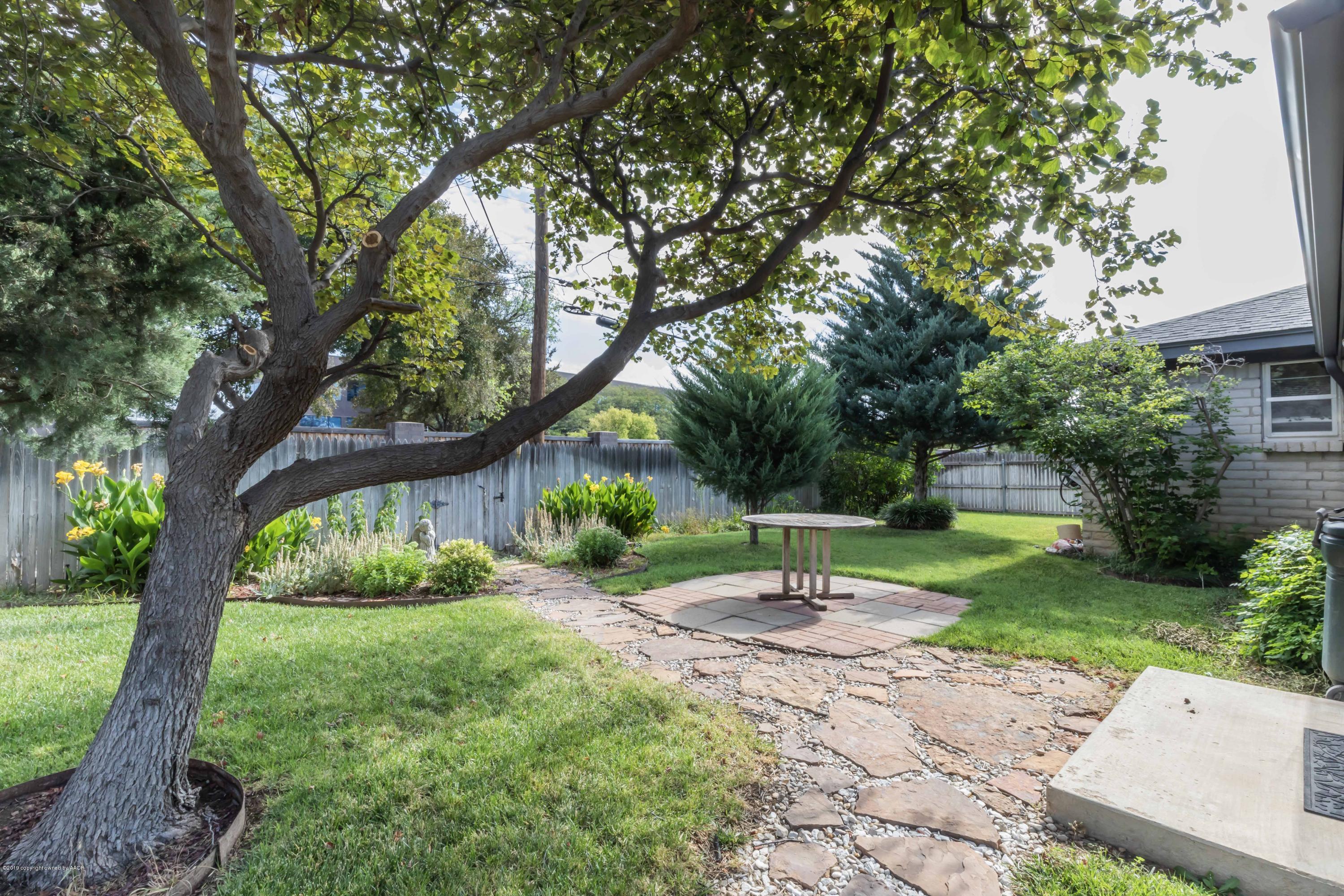 7206 Gainsborough Road Amarillo, TX 79106 - Photo 39 of 41 a view of a garden with a tree