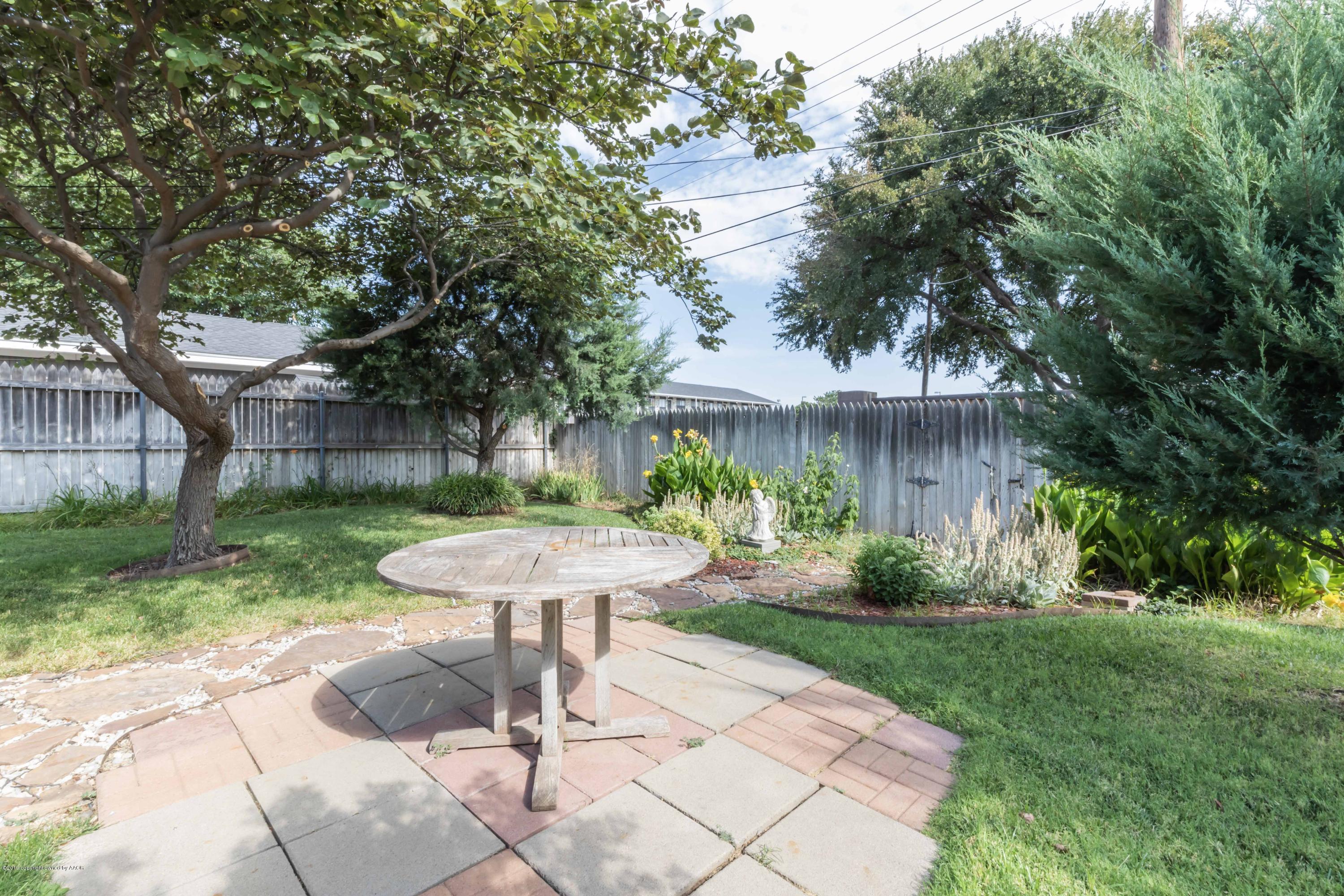 7206 Gainsborough Road Amarillo, TX 79106 - Photo 41 of 41 a view of a backyard with table and chairs potted plants and large tree