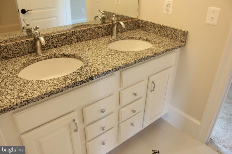513 Ridge Road Southwest Vienna, VA 22180 - Photo 9 of 18 Bath