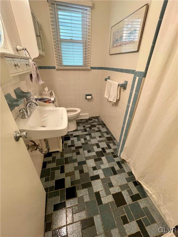 1295 Stark Road Bethlehem, PA 18017 - Photo 31 of 36 a bathroom with a sink a toilet and a mirror