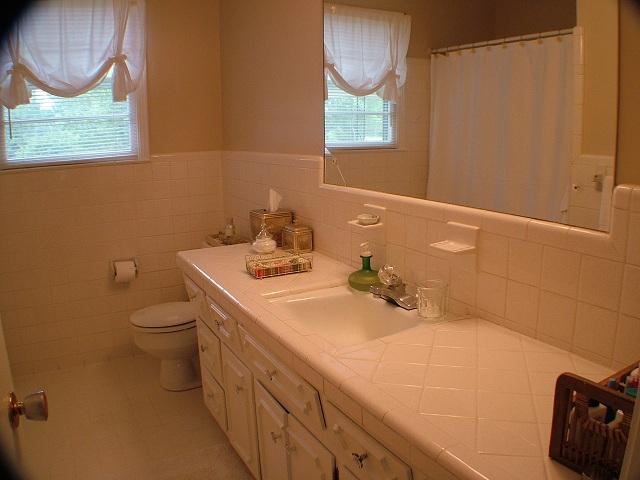 2086 Landon Road Clarksville, TN 37043 - Photo 11 of 20 Full Bath