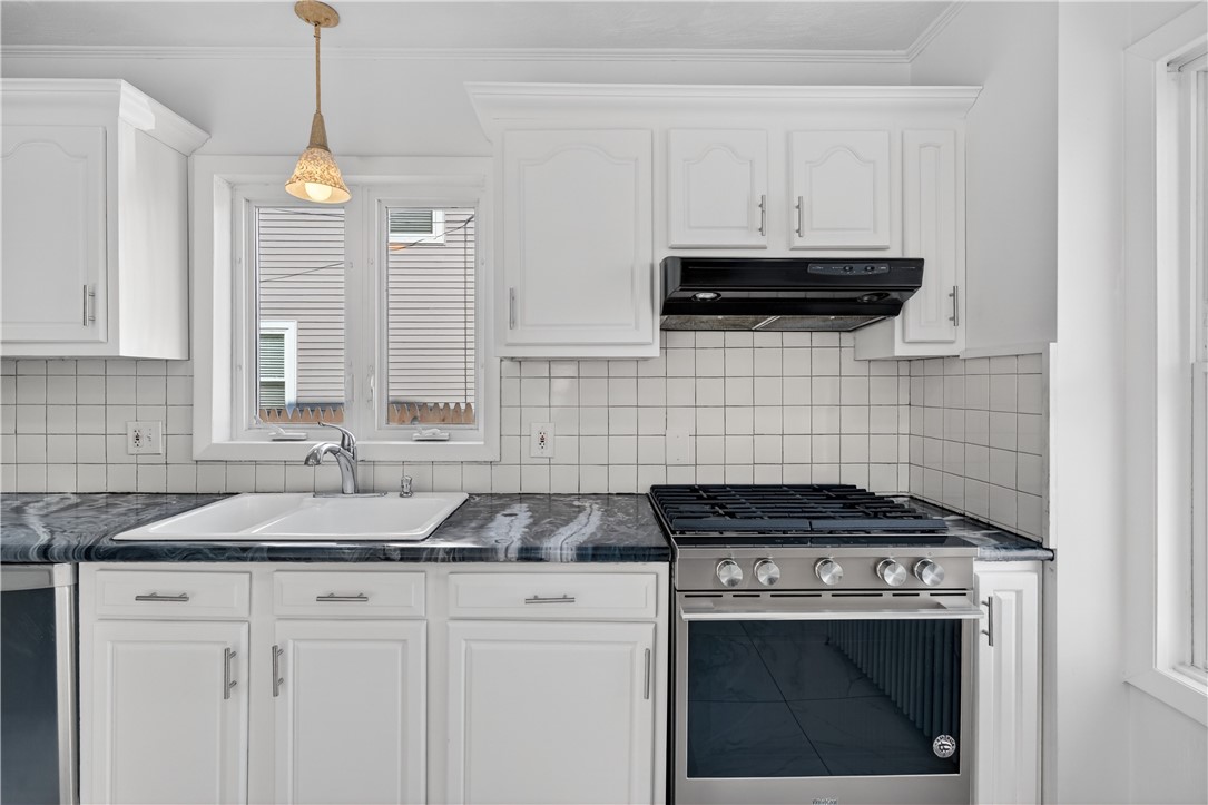 52 Sumner Avenue Cranston, RI 02920 - Photo 4 of 20