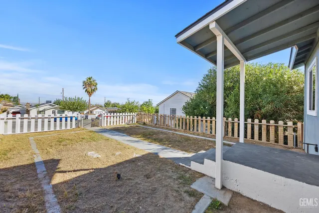 a view of a house with backyard