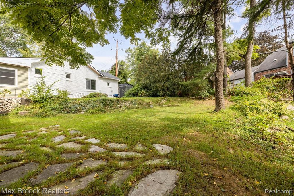 1709 Inverness Street Sylvan Lake, MI 48320 - Photo 22 of 33