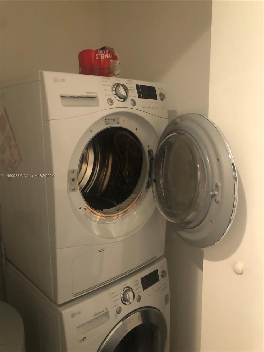900 Biscayne Boulevard, Unit 4904 Miami, FL 33132 - Photo 17 of 29 a utility room with dryer and washer