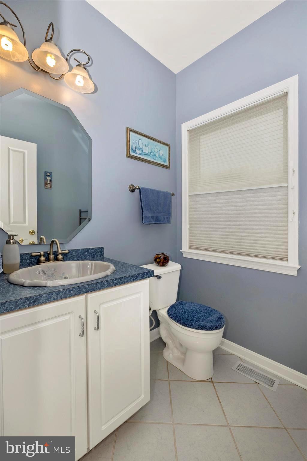 13336 Jimtown Road Thurmont, MD 21788 - Photo 27 of 50 Powder room off of Foyer