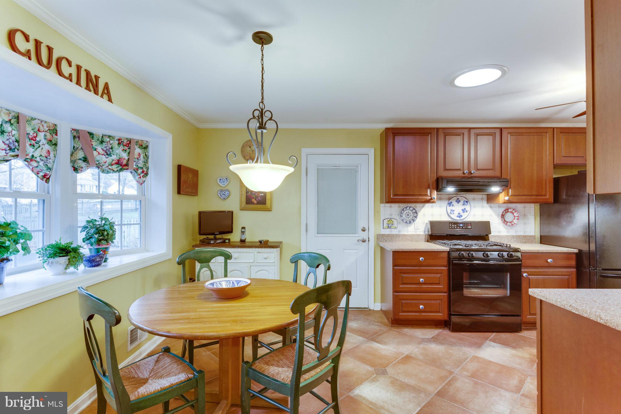 9810 Vale Road Vienna, VA 22181 - Photo 4 of 30 Kitchen with Breakfast Nook w/large Bay Window
