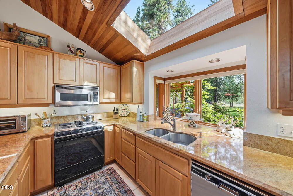 71190 Fiddle Neck Lane, Unit GH 14 Black Butte Ranch, OR 97759 - Photo 14 of 84