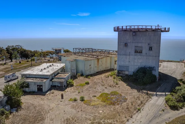 a view of a roof with sitting area