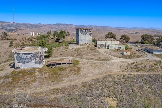 a view of a house with a backyard and plants