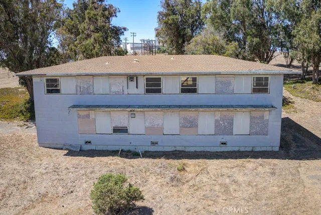 a view of a houses with a yard