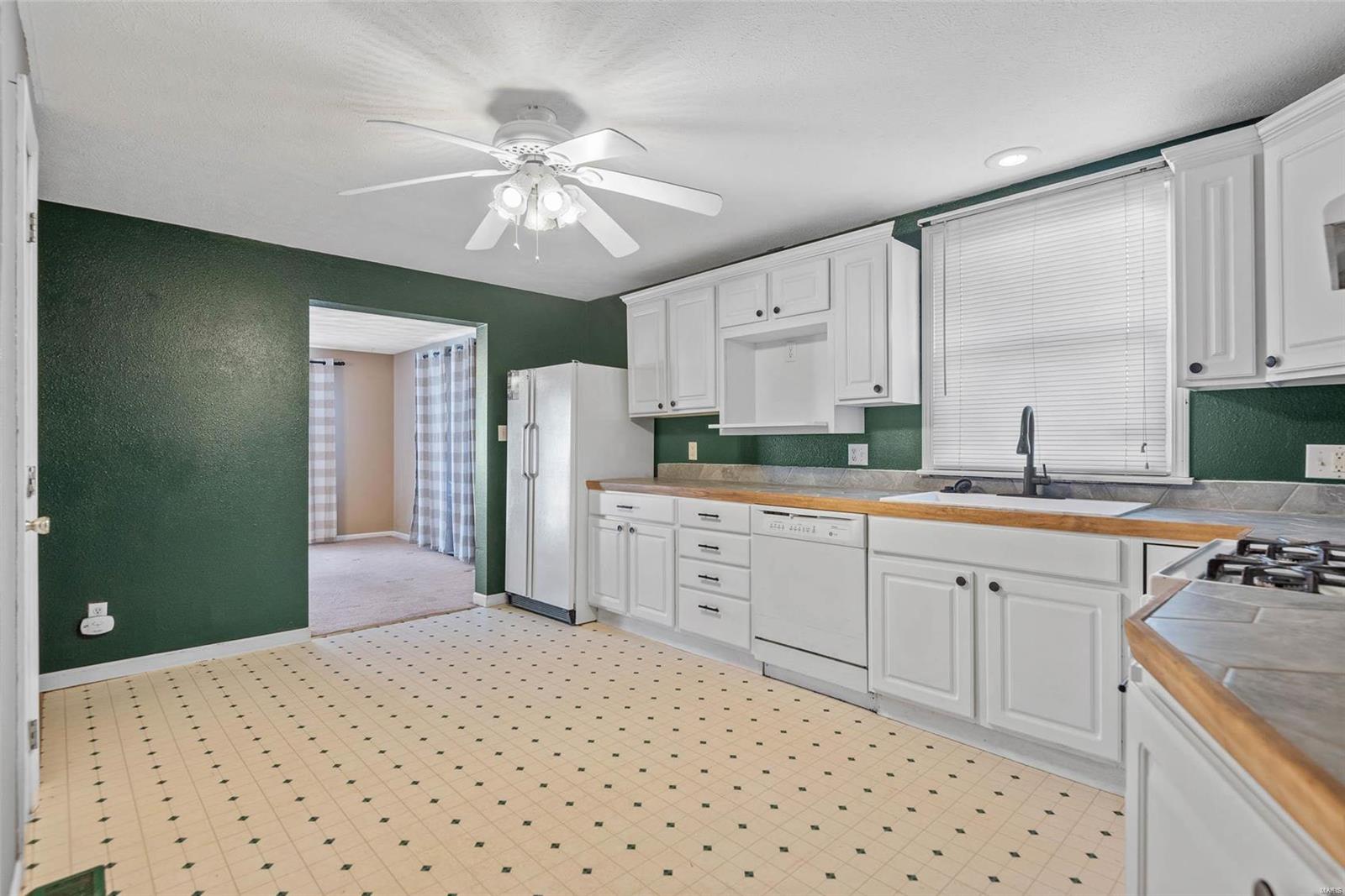695 Elm Street Livingston, IL 62058 - Photo 11 of 24 Gallery Image 11
