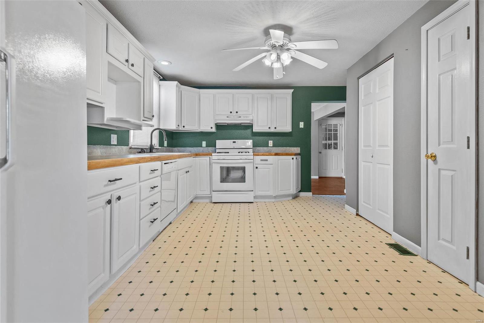 695 Elm Street Livingston, IL 62058 - Photo 8 of 24 Gallery Image 8