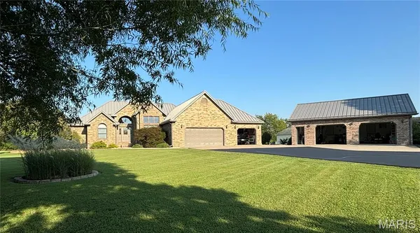 $450,000 | 23110 Roselawn Drive, Lebanon, MO 65536