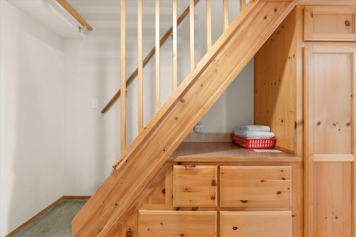 7900 Hyatt Prairie Road, Unit 25 Ashland, OR 97520 - Photo 15 of 20 Stairs and Storage