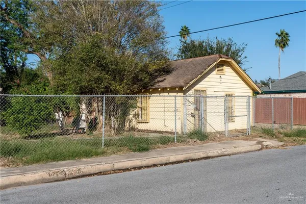 a house view with a outdoor space