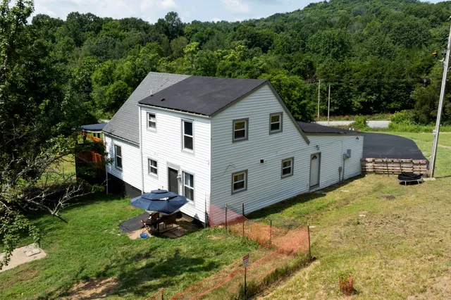 a view of a back yard
