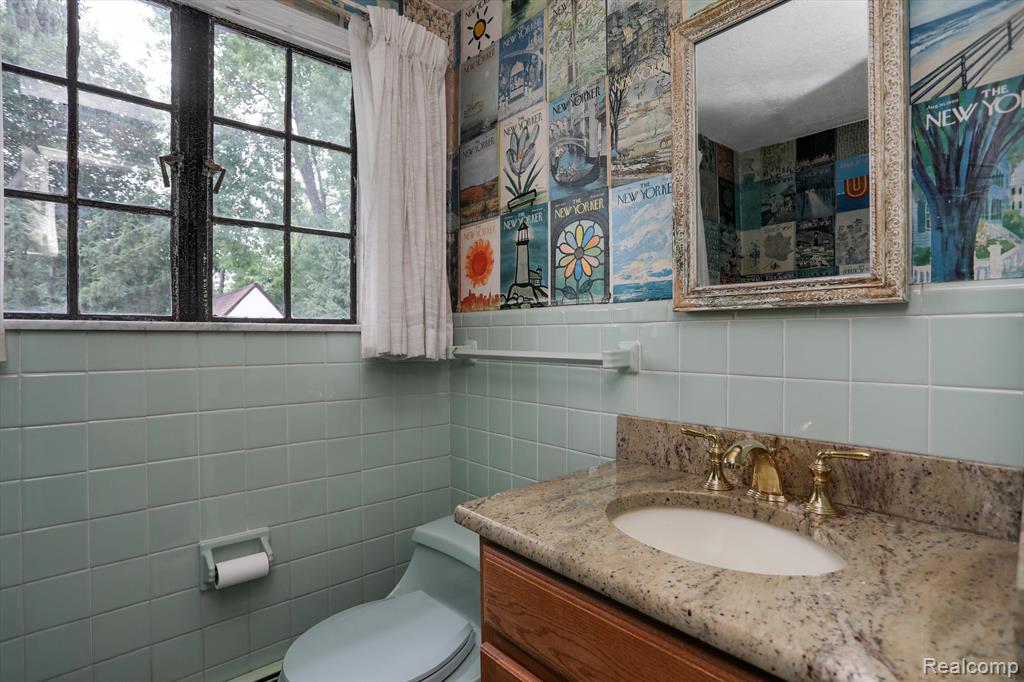 19725 Chesterfield Road Detroit, MI 48221 - Photo 34 of 56