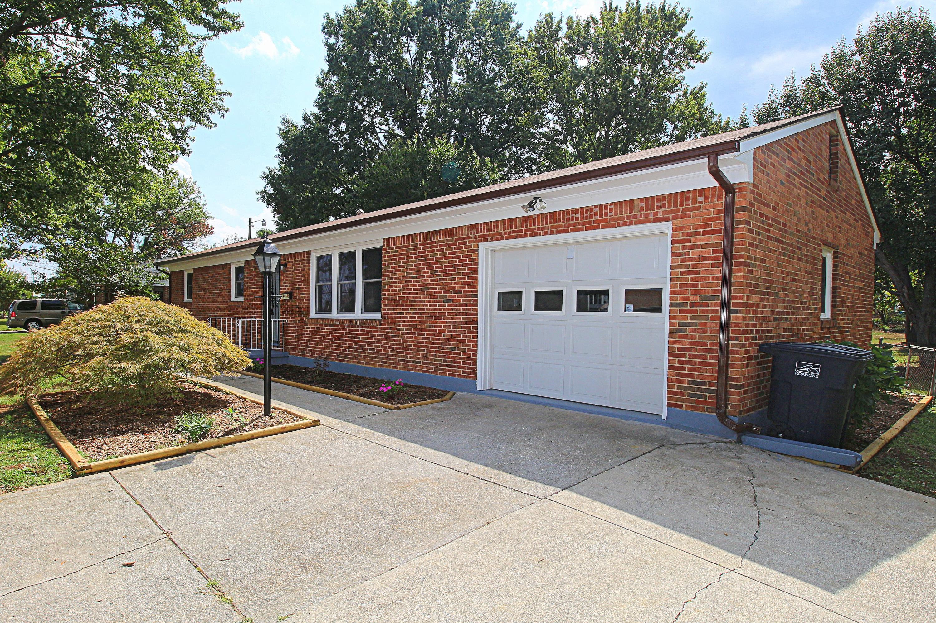 3532 Cove Road Roanoke, VA 24017 - Photo 2 of 40 IMG_3111