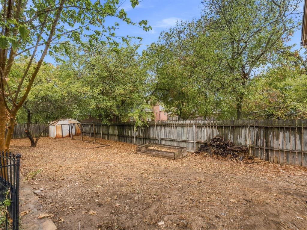 803 North State Street Decatur, TX 76234 - Photo 40 of 40 Garden with small storage building