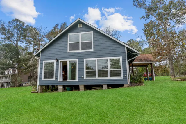 a view of a house with backyard porch and garden