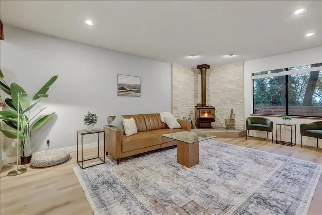 a view of a livingroom with furniture and a ceiling fan