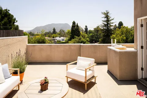 $995,000 | 4434 Moorpark Way, Unit 104, Toluca Lake, CA 91602