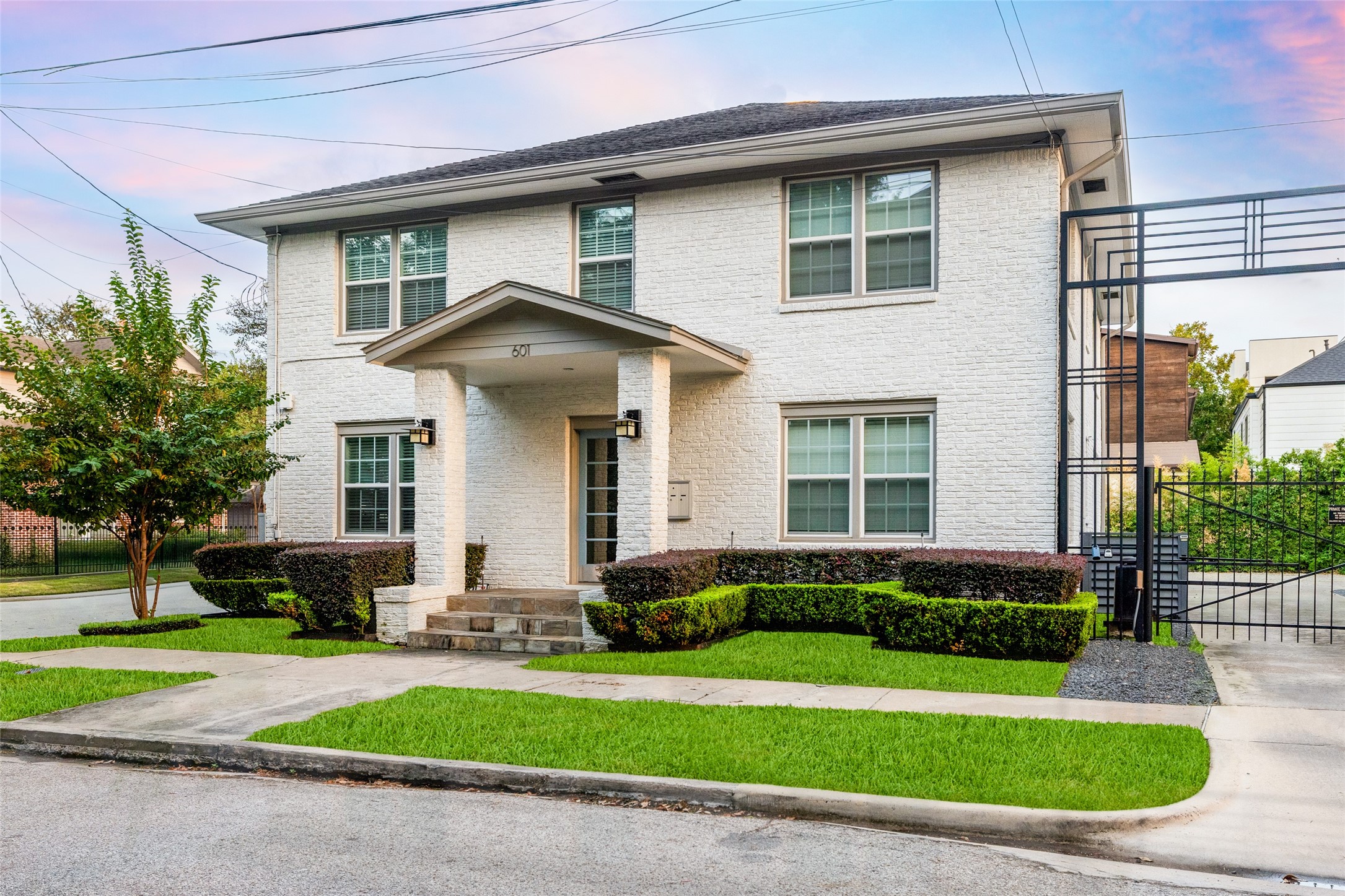 601 Bomar Street Houston, TX 77006 - Photo 2 of 28 a front view of a house with a yard