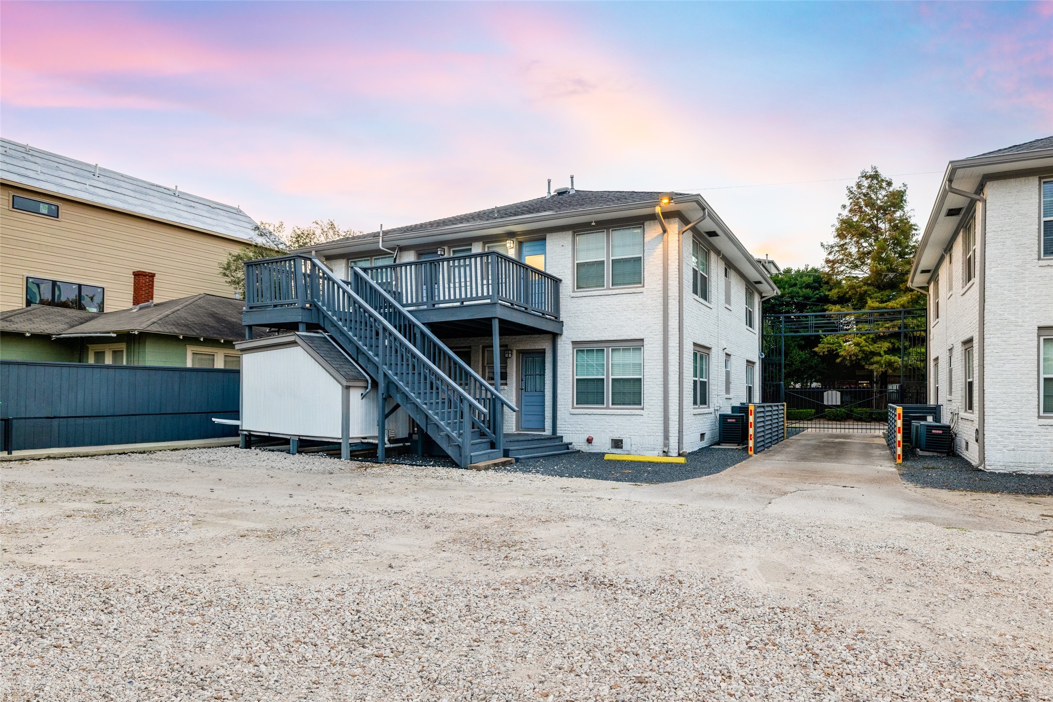 601 Bomar Street Houston, TX 77006 - Photo 7 of 28 a view of a house with a yard