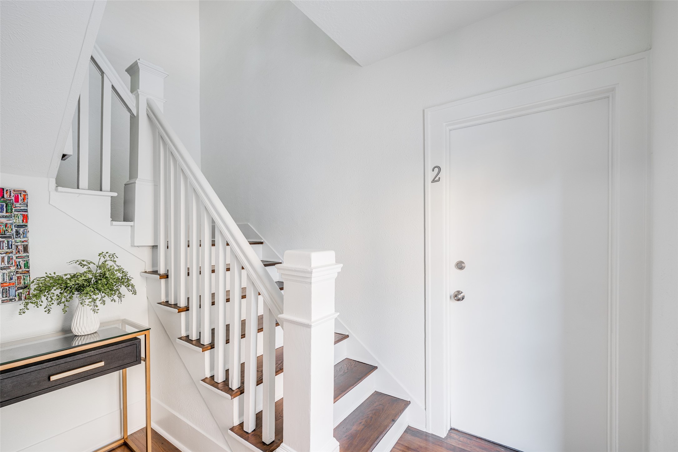 601 Bomar Street Houston, TX 77006 - Photo 10 of 28 a view of entryway with wooden floor