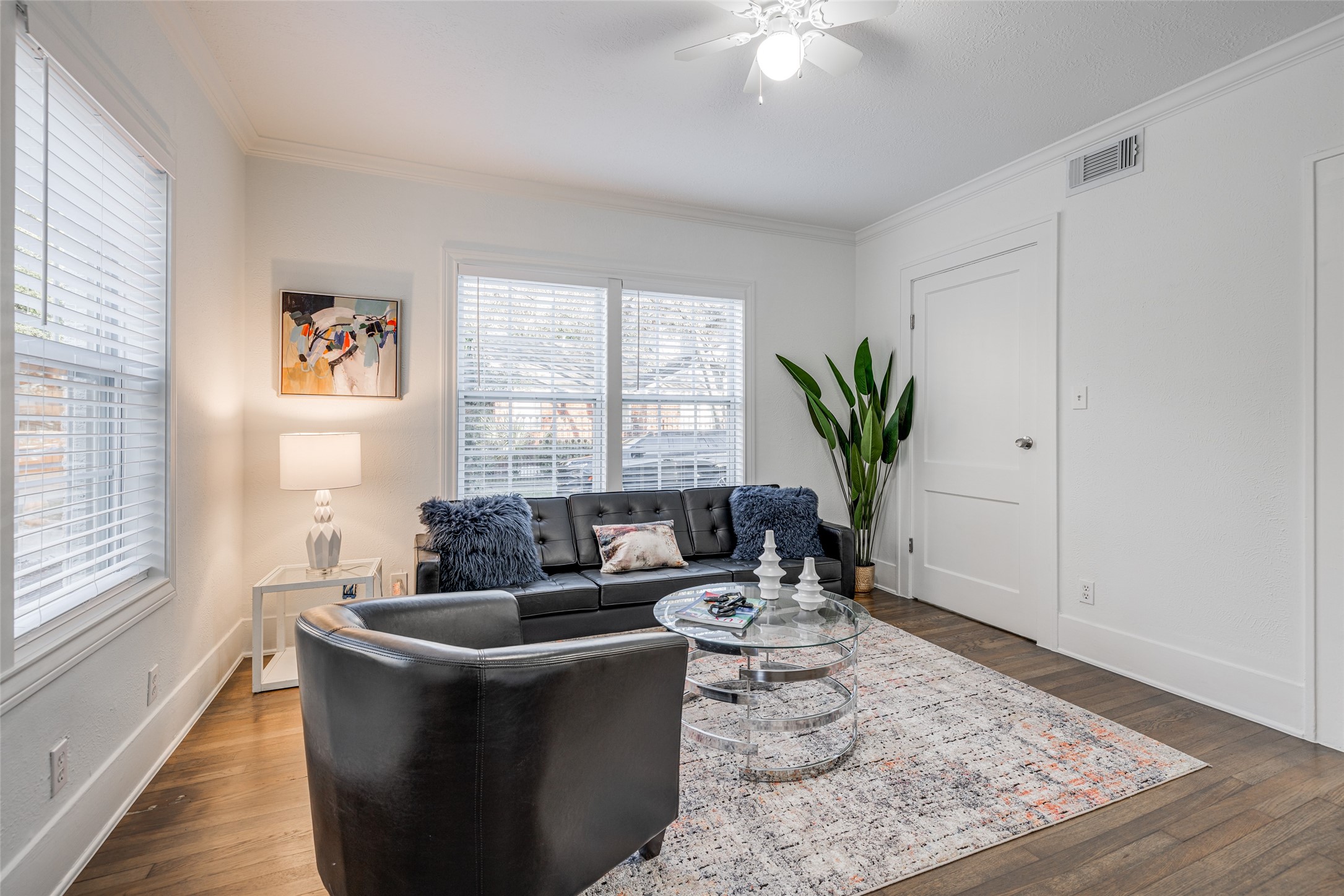 601 Bomar Street Houston, TX 77006 - Photo 13 of 28 a living room with furniture and a potted plant