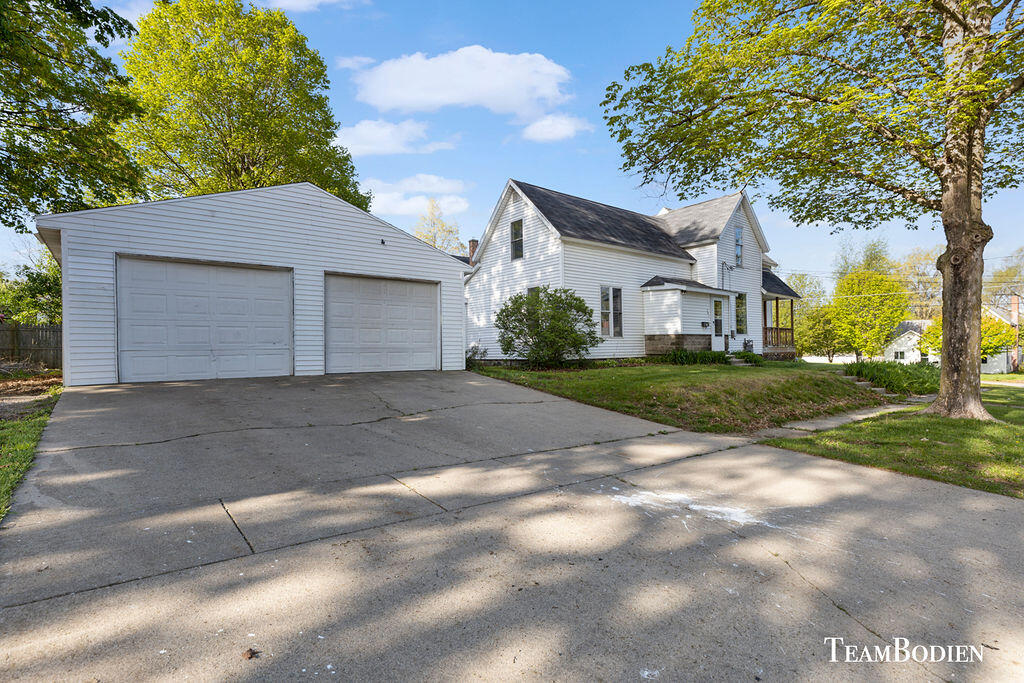 321 West Isabelle Street Belding, MI 48809 - Photo 2 of 25 2F9A1352