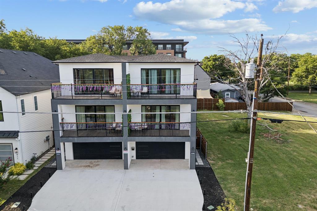 907 Bayonne Street Dallas, TX 75212 - Photo 29 of 38 a balcony with table and chairs
